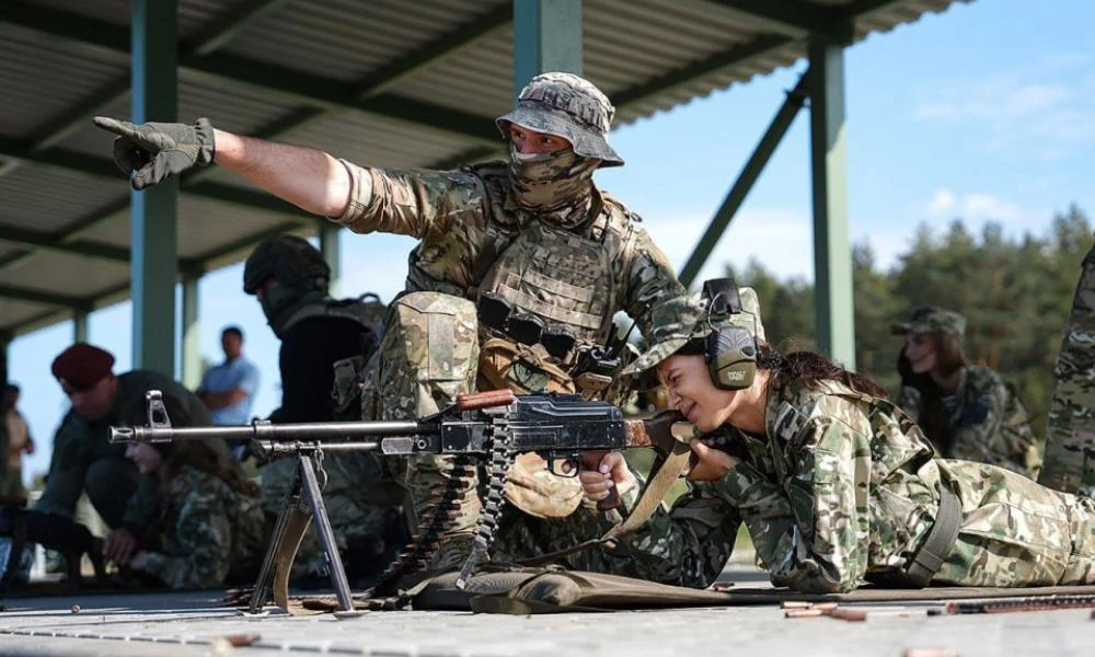 Αντισυμβατική διαφημιστική καμπάνια των Λευκορώσων: Τα κορυφαία μοντέλα της χώρας φωτογραφίζονται με στρατιωτικά όπλα! (Εικόνες- Βίντεο)
